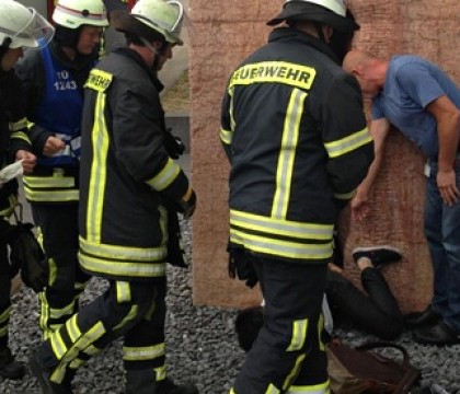 Un student din SUA a ramas blocat intr-o sculptura in forma de vagin. Peste 20 de pompieri s-au chinuit sa-l salveze