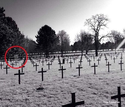 "Se vede cum cineva sta acolo". Ce a fotografiat un tanar intr-un cimitir de razboi "Se vede cum cineva sta acolo". Ce a fotografiat un tanar intr-un cimitir de razboi