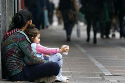 Mamele care ies cu copiii la cersit risca sa fie decazute din drepturile parintesti