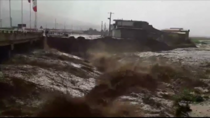 Zeci de oameni au murit, luati de o viitura, in timp ce incercau sa filmeze cu telefonul Zeci de oameni au murit, luati de o viitura, in timp ce incercau sa filmeze cu telefonul