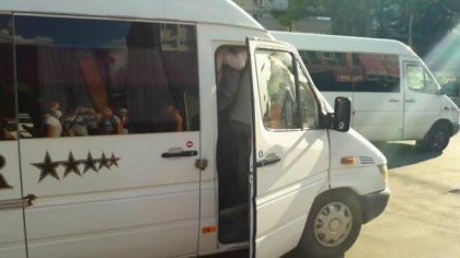 Scandal la Bubuieci. Oamenii se plang ca intarzie la serviciu, dupa ce unele microbuze de maxi-taxi care ajungeau pana acolo si-au sistat activitatea astazi in semn de protest ca municipalitatea a pus pe ruta trei troleibuze