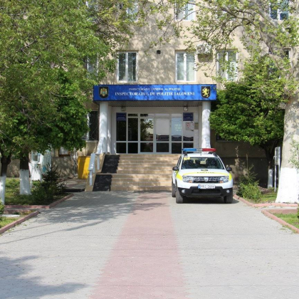 In masinile a doi agenti de patrulare de la Ialoveni au fost gasiti bani. Politistii, retinuti In masinile a doi agenti de patrulare de la Ialoveni au fost gasiti bani. Politistii, retinuti