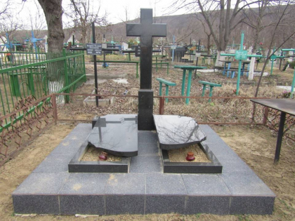 Cum arata cimitirul din Vorniceni care a fost vandalizat: Mese rupte, cruci scoase si aruncate peste alte morminte, iar unele pietre funerare au fost miscate din loc si deteriorate - GALERIE FOTO Cum arata cimitirul din Vorniceni care a fost vandalizat: Mese rupte, cruci scoase si aruncate peste alte morminte, iar unele pietre funerare au fost miscate din loc si deteriorate - GALERIE FOTO