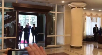 Cum au intrat socialistii in Resedinta de Stat. Au venit cu 2 minute mai devreme la intalnirea cu Igor Dodon - VIDEO Cum au intrat socialistii in Resedinta de Stat. Au venit cu 2 minute mai devreme la intalnirea cu Igor Dodon - VIDEO