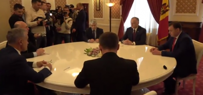 Vlad Plahotniuc la discutii cu Igor Dodon: au curs felicitari si multumiri intre cei doi la masa rotunda de la Resedinta de Stat Vlad Plahotniuc la discutii cu Igor Dodon: au curs felicitari si multumiri intre cei doi la masa rotunda de la Resedinta de Stat