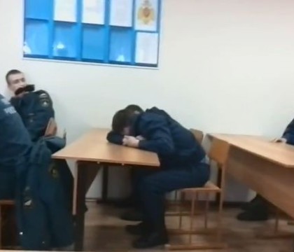 Farsa devenita viral pe net. Cum l-au pacalit colegii pe un pompier care a adormit in post. VIDEO