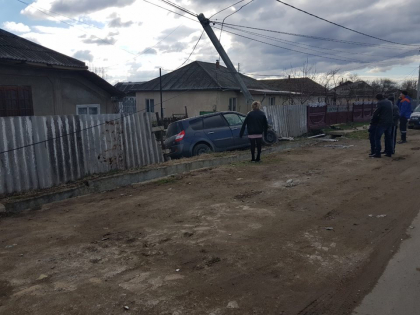 Doua masini s-au ciocnit violent la Ungheni. In urma impactului, un automobil a doborat un pilon si un gard, ajungand in curtea unei case. Soferii au scapat fara nicio zgarietura - GALERIE FOTO
