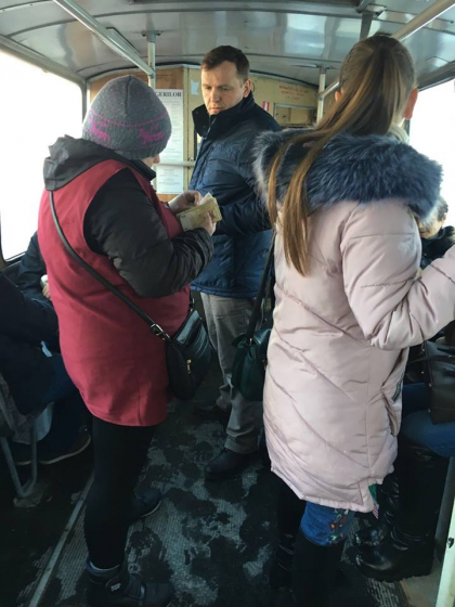 Cu masina in garaj si mandat de deputat, Andrei Nastase calatoreste cu troleibuzul prin capitala si are grija sa fie fotografiat de simpatizanti - FOTO Cu masina in garaj si mandat de deputat, Andrei Nastase calatoreste cu troleibuzul prin capitala si are grija sa fie fotografiat de simpatizanti - FOTO