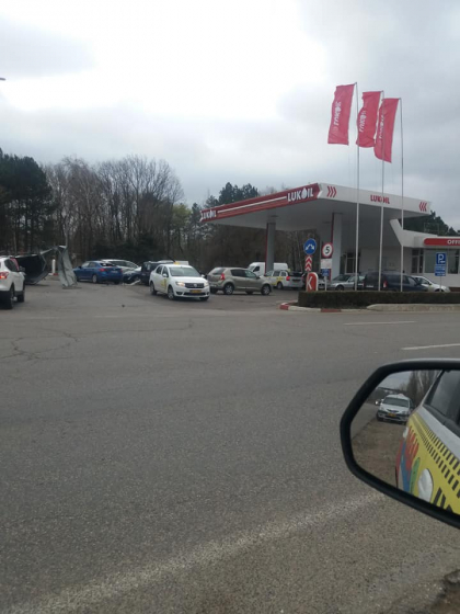 Cateva masini, avariate dupa ce acoperisul unei benzinarii a fost smuls de vant si a cazut peste automobile - GALERIE FOTO