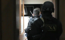 VIDEO. Momentul in care mascatii de la CNA au descins in vama Leuseni. Mai multi angajati, retinuti