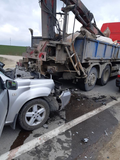Doua persoane, transportate la spital dupa ce masina in care se afla a intrat violent intr-un camion pe soseaua Chisinau-Valdul lui Voda - GALERIE FOTO