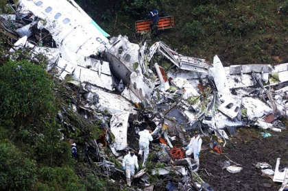 A supravietuit unei catastrofe aviatice, dar a murit jucand fotbal, la 45 ani