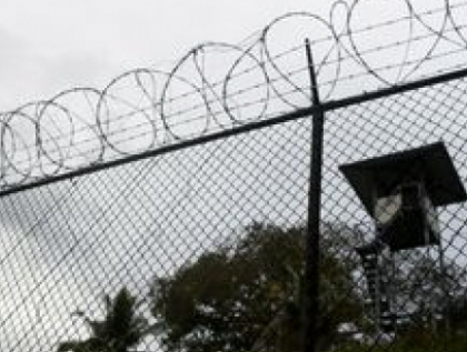 Condamnati la inchisoare dupa ce au omorat cu cruzime un barbat din Floresti. Un individ, gelos ca l-a parasit concubina, si-a luat un amic si au mers sa-i omoare noul partener: l-au batut cu o bata, iar apoi i-au dat foc intr-o padure