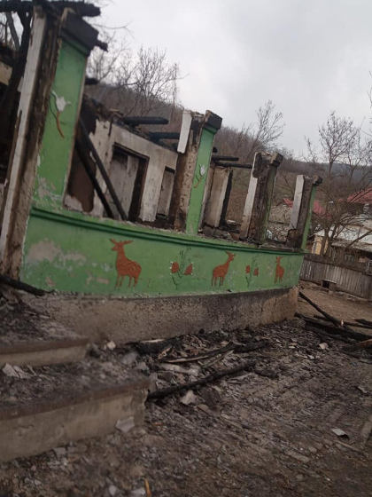 O familie cu cinci copii din Straseni a ramas fara acoperis deasupra capului dupa ce casa lor a fost cuprinsa de flacari - FOTO