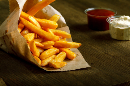 Si-a dus fiica la un fast-food, dar a vazut ceva ciudat printre cartofi. "Am fost speriat"