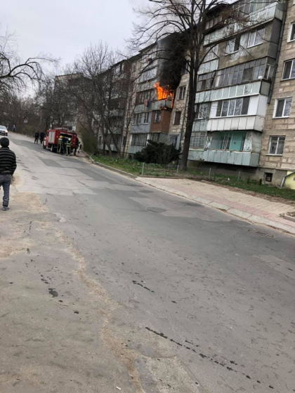 Balcon in flacari pe o strada din capitala. Pompierii, la fata locului - VIDEO/FOTO Balcon in flacari pe o strada din capitala. Pompierii, la fata locului - VIDEO/FOTO