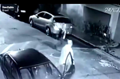 A vrut sa jefuiasca o femeie, fara sa stie ca era politista. A sfarsit tragic - VIDEO A vrut sa jefuiasca o femeie, fara sa stie ca era politista. A sfarsit tragic - VIDEO