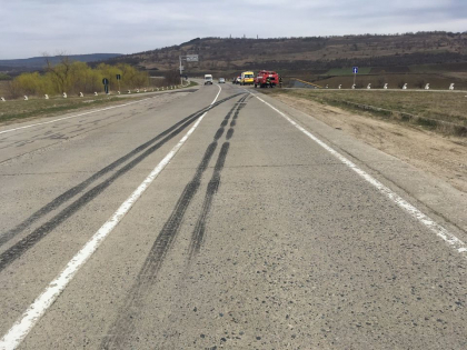 Soferul unui camion a depasit viteza si a ajuns intr-un camp, pe soseaua Balti-Chisinau. Tanarul n-a avut de suferit, iar vehiculul a ramas grav avariat - GALERIE FOTO