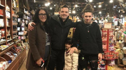 "Ne-au dat o pizza, iar apoi ne-au anulat zborul". Ce a facut o familie ramasa pe aeroport - FOTO
