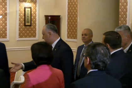 De ce Maia Sandu, Andrei Nastase si Iurie Renita nu au dat mana cu Igor Dodon la Resedinta de Stat: "O fi avand el "bun simt si cultura generala" cand sub ochii lui s-a produs furtul miliardului"
