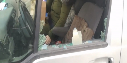 Scandal in trafic. Un barbat a rupt manerul usii si a spart geamul unei masini pentru ca soferul acesteia i s-a oprit brusc in fata - VIDEO