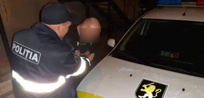 Beat crita, un barbat din Drochia si-a batut propria mama, dupa care i-a furat peste 30 de mii de lei si a mers cu ei la jocuri de noroc. Cum a fost prins de politie - FOTO
