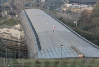 Cine e barbatul care a blocat zeci de trenuri Eurostar, cu un steag britanic - FOTO