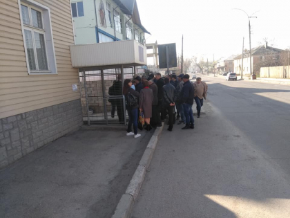 Mai multi oameni din Transnistria, adusi organizat cu autocarele la Consulatul Ucrainei de la Balti ca sa voteze - FOTO/VIDEO