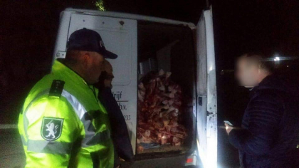 Un barbat, prins cu 800 kg de carne in masina pe care urma sa o vanda ilegal la mai multe piete din Drochia - FOTO Un barbat, prins cu 800 kg de carne in masina pe care urma sa o vanda ilegal la mai multe piete din Drochia - FOTO