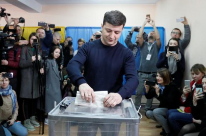 Zelenski, bine dispus, a votat la alegerile prezidentiale Zelenski, bine dispus, a votat la alegerile prezidentiale