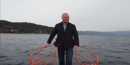 Igor Dodon a mers in Grecia sa se impartaseasca. Presedintele s-a laudat cu un filmulet in care acesta apare la Manastirea ruseasca, Sfantul Pantelimon de pe muntele Athos: "Cu binecuvantarea Sanctitatii Sale Patriarh Kirill, m-am impartasit" - VIDEO Igor Dodon a mers in Grecia sa se impartaseasca. Presedintele s-a laudat cu un filmulet in care acesta apare la Manastirea ruseasca, Sfantul Pantelimon de pe muntele Athos: "Cu binecuvantarea Sanctitatii Sale Patriarh Kirill, m-am impartasit" - VIDEO