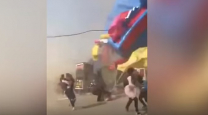 Doi copii au murit dupa ce o tornada a luat pe sus un castel gonflabil Doi copii au murit dupa ce o tornada a luat pe sus un castel gonflabil