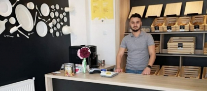 Om de afaceri in toata regula, la doar 23 de ani! Un moldovean a dat lovitura in afaceri, la Iasi. Vinde produse consumate zilnic de ieseni - FOTO Om de afaceri in toata regula, la doar 23 de ani! Un moldovean a dat lovitura in afaceri, la Iasi. Vinde produse consumate zilnic de ieseni - FOTO