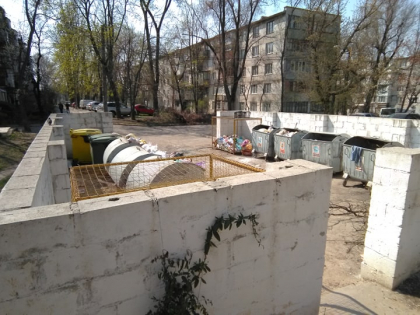 Imagini de la locul unde barbatul de 32 de ani a fost gasit fara suflare intr-un tomberon. Cei care treiesc pe strada Miron Costin s-au aratat ingroziti de cele intamplate - GALERIE FOTO
