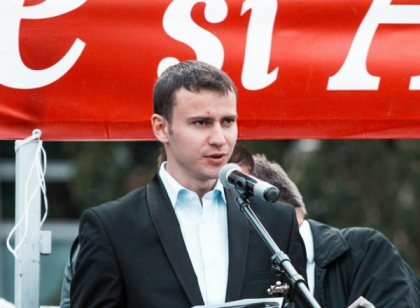 Candidatul ACUM pe circumscriptia Edinet, a fost atacat si batut chiar pe scarile inspectoratului din localitate. Acesta sustine ca totul a fost pus la cale de candidatul PD care participa la alegeri acolo. Unul dindre atacatori este fiul unui democrat Candidatul ACUM pe circumscriptia Edinet, a fost atacat si batut chiar pe scarile inspectoratului din localitate. Acesta sustine ca totul a fost pus la cale de candidatul PD care participa la alegeri acolo. Unul dindre atacatori este fiul unui democrat