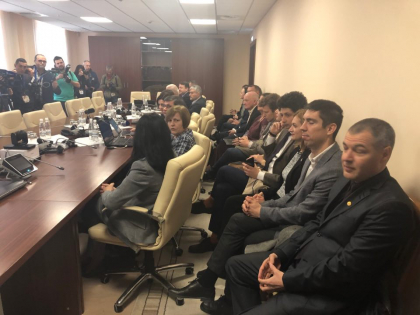 Tauber, Apostolova si Ulanov au venit la intalnirea organizata de ACUM, la parlament. Imediat ce au intrat in sala de sedinta, ceilalti deputati au iesit din birou Tauber, Apostolova si Ulanov au venit la intalnirea organizata de ACUM, la parlament. Imediat ce au intrat in sala de sedinta, ceilalti deputati au iesit din birou