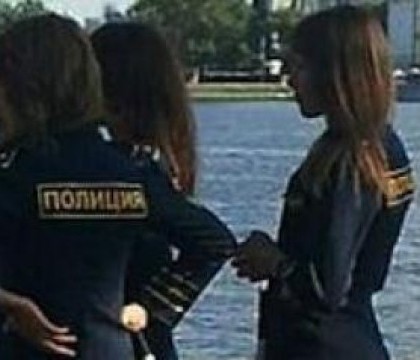 Ministerul de Interne din Rusia a decis sa modifice uniforma politistelor. Ce poarta de la mijloc in jos aceste agente. FOTO Ministerul de Interne din Rusia a decis sa modifice uniforma politistelor. Ce poarta de la mijloc in jos aceste agente. FOTO
