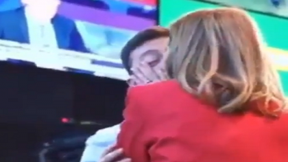Dupa ce a aflat ca a castigat primul tur al prezidentialelor, Vladimir Zelenski si-a sarutat sotia. Imaginile, devenite virale pe retelele de socializare - VIDEO