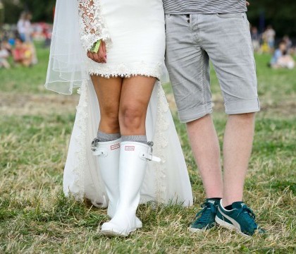 Nunta neconventionala in Marea Britanie. Mireasa a dat pantofii eleganti pe cizme de cauciuc, iar mirele a venit in pantaloni scurti Nunta neconventionala in Marea Britanie. Mireasa a dat pantofii eleganti pe cizme de cauciuc, iar mirele a venit in pantaloni scurti