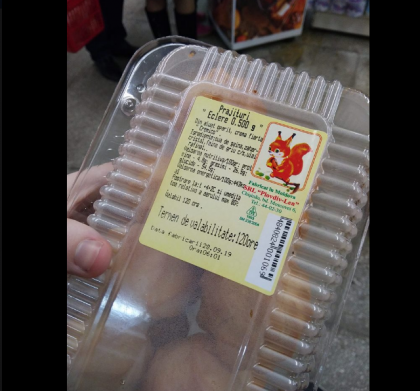 Biscuiti din...viitor? Cel putin asta arata data fabricatiei de pe cutia cu dulciuri, cumparata de o tanara din capitala - FOTO Biscuiti din...viitor? Cel putin asta arata data fabricatiei de pe cutia cu dulciuri, cumparata de o tanara din capitala - FOTO