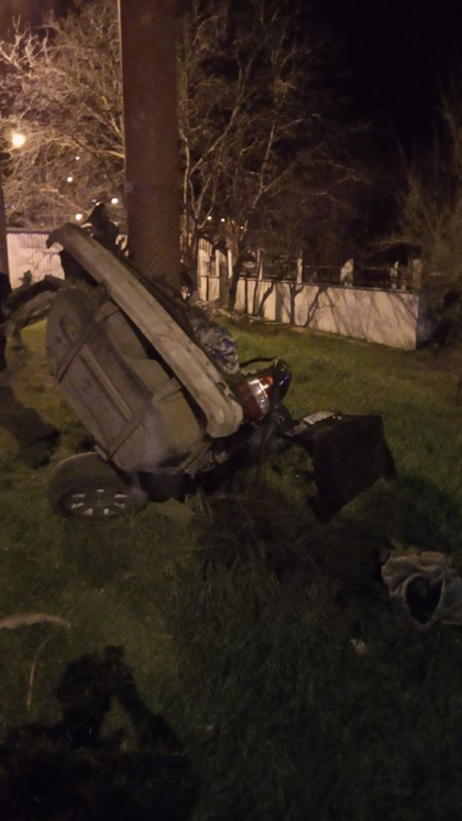 Un BMW a fost rupt in doua dupa ce soferul beat a vrut sa faca drifturi pe o strada din capitala: "A imbratisat stalpul." Automobilul, facut zob, iar barbatul s-a ales doar cu cateva zgaraieturi - GALERIE FOTO Un BMW a fost rupt in doua dupa ce soferul beat a vrut sa faca drifturi pe o strada din capitala: "A imbratisat stalpul." Automobilul, facut zob, iar barbatul s-a ales doar cu cateva zgaraieturi - GALERIE FOTO