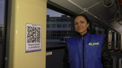 Cum arata QR codurile lipite in mai multe troleibuze din capitala: acum pasagerii vor putea sesiza on-line problemele aparute in timpul calatoriei. Ce vor trebui sa faca