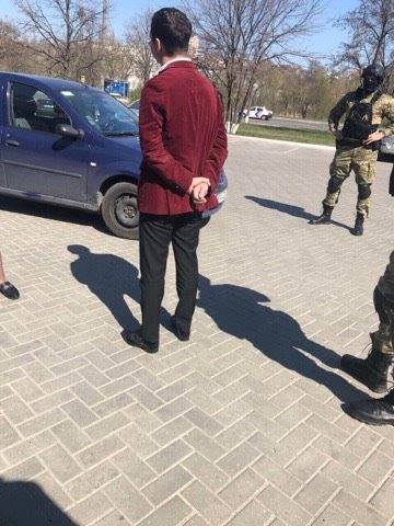 Un barbat, retinut dupa ce a cerut de la un agent economic peste 15 mii, spunand ca are legaturi cu niste functionari publici si ii va grabi procesul de examinare a unor documente pentru chiria unui teren - GALERIE FOTO