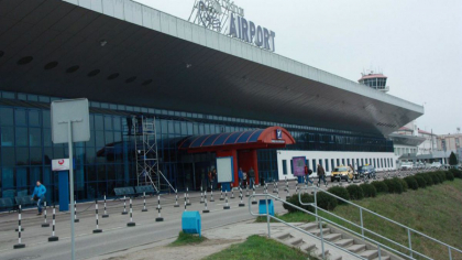 Sase cetateni ai Uzbekistanului, printre care 3 minori, urmau sa ajunga ilegal in SUA, dar au fost prinsi pe Aeroportul International Chisinau. Doi rusi, care le-au organizat migratia ilegala, risca condamnare in RM Sase cetateni ai Uzbekistanului, printre care 3 minori, urmau sa ajunga ilegal in SUA, dar au fost prinsi pe Aeroportul International Chisinau. Doi rusi, care le-au organizat migratia ilegala, risca condamnare in RM