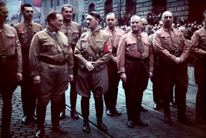 Ultimele cuvinte ale lui Hitler inainte sa se sinucida. Dezvaluirea pilotului sau - FOTO Ultimele cuvinte ale lui Hitler inainte sa se sinucida. Dezvaluirea pilotului sau - FOTO