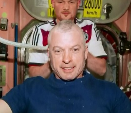 Cum si-au onorat doi astronauti americani pariul pierdut. Au avut nevoie de acordul centrului de control Cum si-au onorat doi astronauti americani pariul pierdut. Au avut nevoie de acordul centrului de control