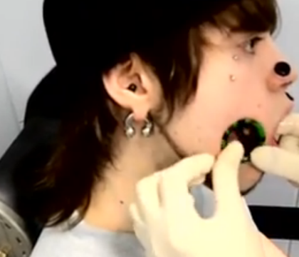 Barbatul "zombie". Un neamt si-a facut la propriu gauri in obraji din pasiune pentru piercingul extrem