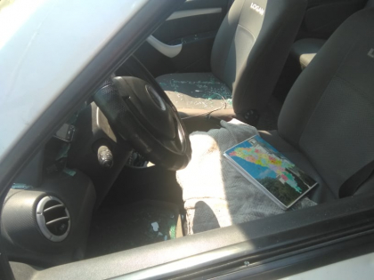 Scandal in trafic. A spart geamul unui taxi dupa ce soferul i-ar fi taiat calea. Cioburi de sticla au sarit pe fata taximetristului, dar si in ochii unui copil care se afla in masina. Ambulanta si politia, la fata locului - FOTO