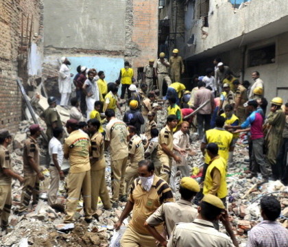 Tragedie in India dupa prabusirea a doua cladiri. Cel putin 20 de persoane au murit Tragedie in India dupa prabusirea a doua cladiri. Cel putin 20 de persoane au murit