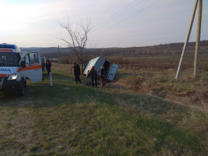 Trei persoane, transportate la spital dupa ce microbuzul in care se aflau s-a ciocnit cu un Renault si a ajuns intr-un sant pe o sosea din Sangerei - GALERIE FOTO